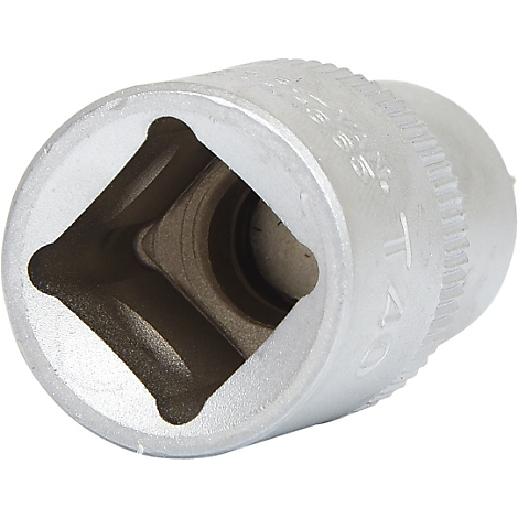 Nahaufnahme einer silbernen, quadratischen Steckschlüssel-Nuss, die einen quadratischen Innenraum zeigt.